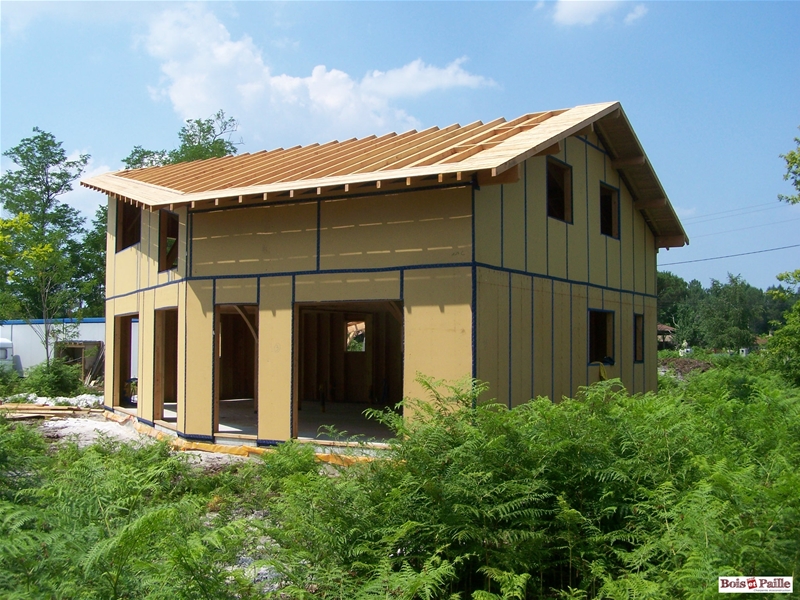 Ossature bois isolée en paille dans les Landes (40)